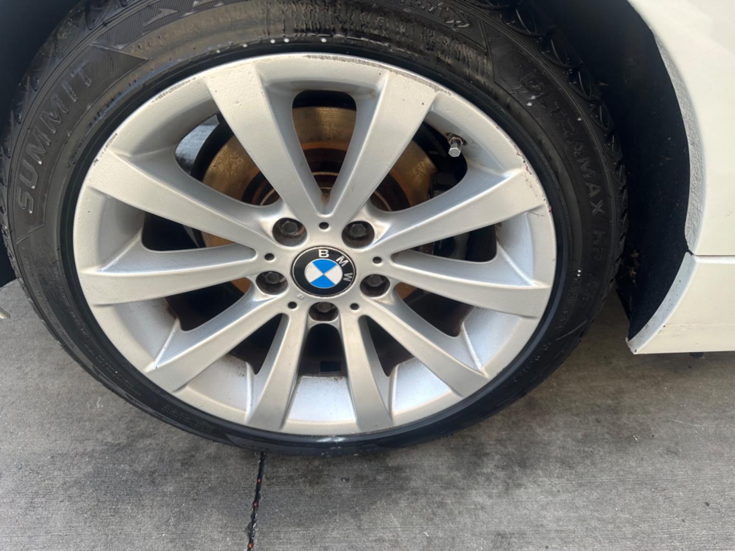 2011 White /Black BMW 3-Series 328i SA SULEV (WBAPH5G55BN) with an 3.0L L6 DOHC 24V engine, Automatic transmission, located at 30 S. Berkeley Avenue, Pasadena, CA, 91107, (626) 248-7567, 34.145447, -118.109398 - This BMW 328i Looks and drives good. It comes well equipped with leather seats, power seats, moon-roof, and a lot more. Bad credit? we can help! we are the bank. - Photo#22